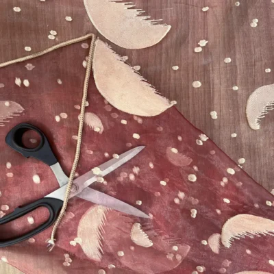 Tende organza con luna e stelle in oro - var rossa (8)