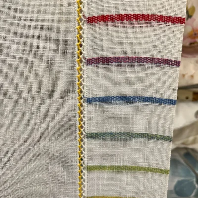 Tendina bordata a crochet con ricamo multicolor 1