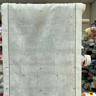 Tendina con ricami a fantasia geometrica 2