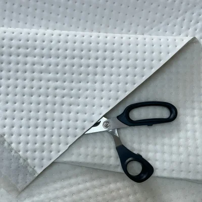 Tessuto ecopelle trapuntata effetto Capitonn&egrave; a pois in profondit&agrave; bianco (10)