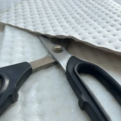 Tessuto ecopelle trapuntata effetto Capitonn&egrave; a pois in profondit&agrave; bianco (11)