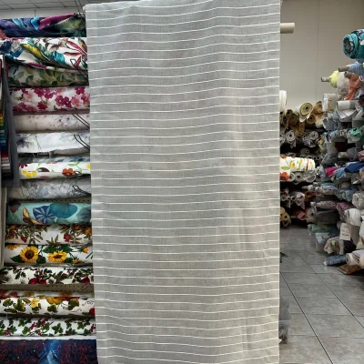 Tessuto per tende a vetro color grigio chiaro con righe orizzontali bianche 2