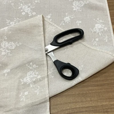 Tessuto per tende a vetro con motivo floreale 9