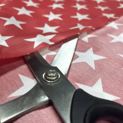 Tessuto rosso con stelle bianche grandi carnevale (5)