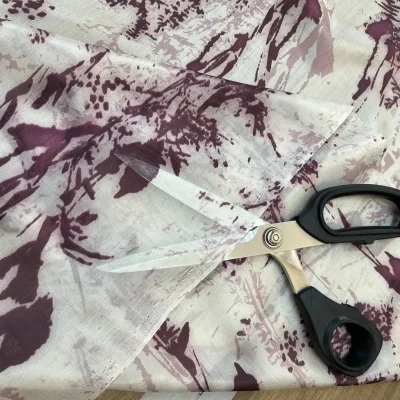 Voile in pura seta a fantasia astratta floreale viola - bianco 2