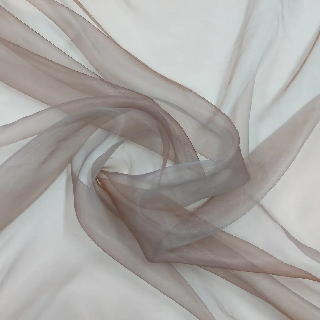 Tendaggio in organza variante colore grigio topo brillante