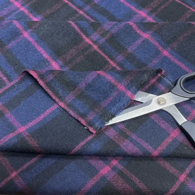 tessuto in lana tartan scozzese al metro blu nero magenta (5)