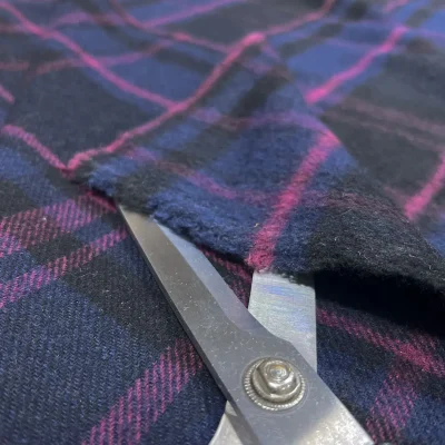 tessuto in lana tartan scozzese al metro blu nero magenta (6)