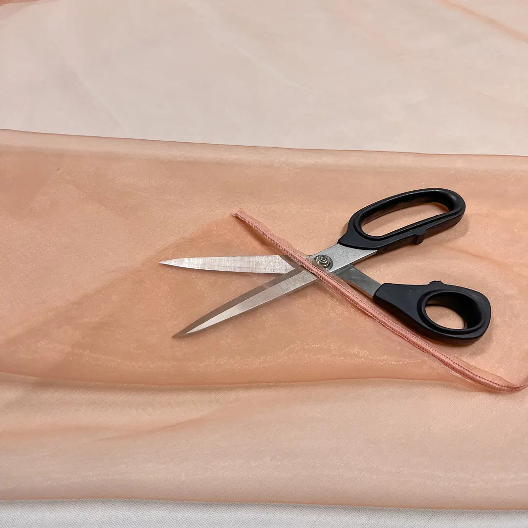 tessuto per tende in organza liscia rosa pesca 320 cm con piombino (5)