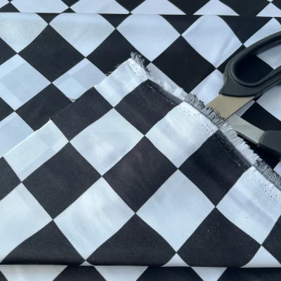 tessuto raso carnevale stampato a rettangoli bianchi e neri al metro (7)