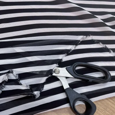 tessuto voile chiffon a righe oblique bianche nere (2)