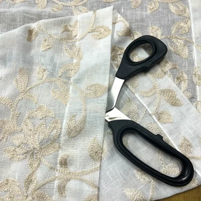 Tendina finemente ricamata 10