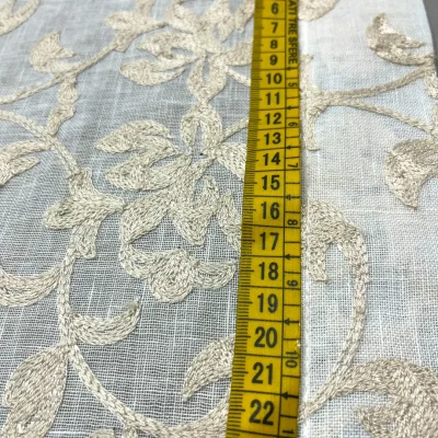 Tendina finemente ricamata 9