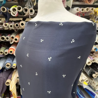 Tessuto in cr&ecirc;pe di seta alta moda semicoprente fermo 3