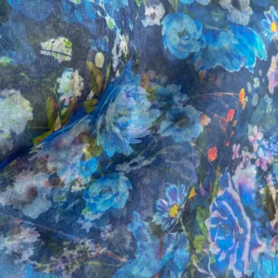 Organza con fantasia floreale con fiori blu (1)