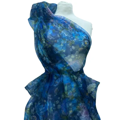 Organza con fantasia floreale con fiori blu (4)