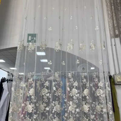 Tessuto per tende in tulle bianco con ricami avorio floreali 6