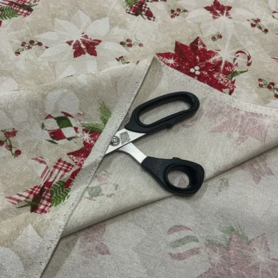 Tessuto Tovagliato Natalizio in Lam&egrave; a Fantasia con Fiori (5)