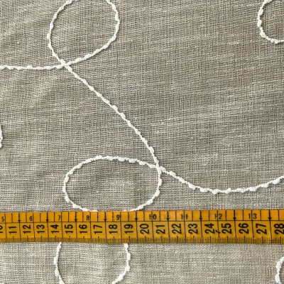 Tenda a vetro effetto lino base ecr&ugrave; con ricami bianchi 4