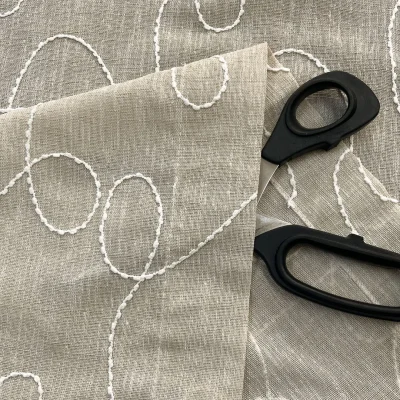 Tenda a vetro effetto lino base ecr&ugrave; con ricami bianchi 5