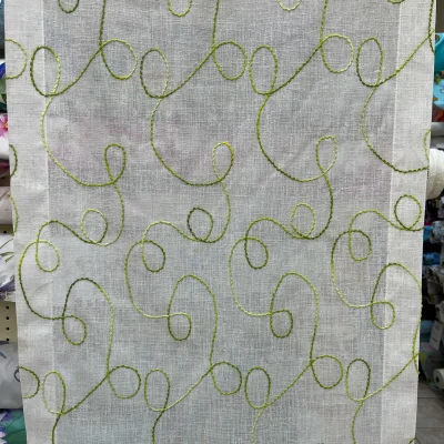 Tendina effetto lino base bianca con ricami verdi 2