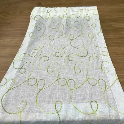 Tendina effetto lino base bianca con ricami verdi 3