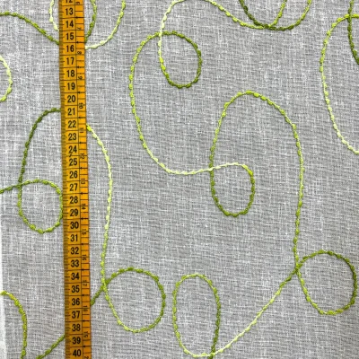 Tendina effetto lino base bianca con ricami verdi 4