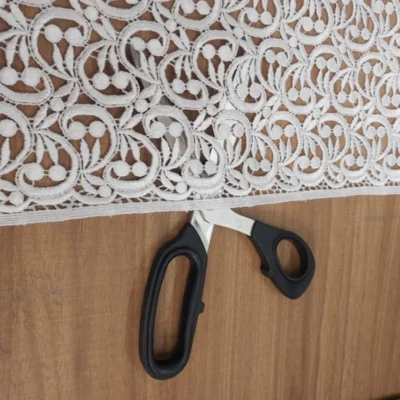 tessuto in pizzo macramè bianco forbice trasparenza