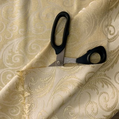 Tessuto multiuso damascato dorato in lam&egrave; (1)