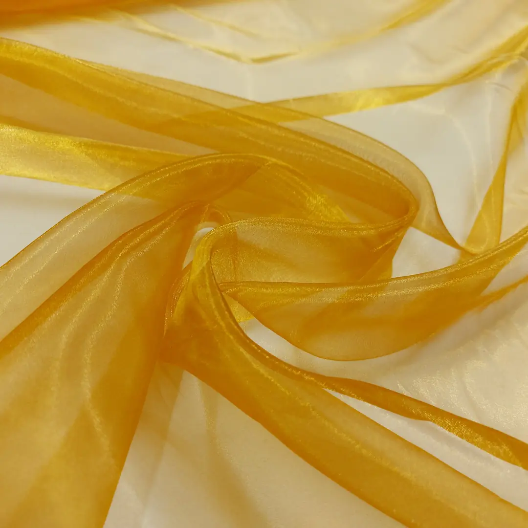 Tendaggio in organza variante colore giallo oro brillante