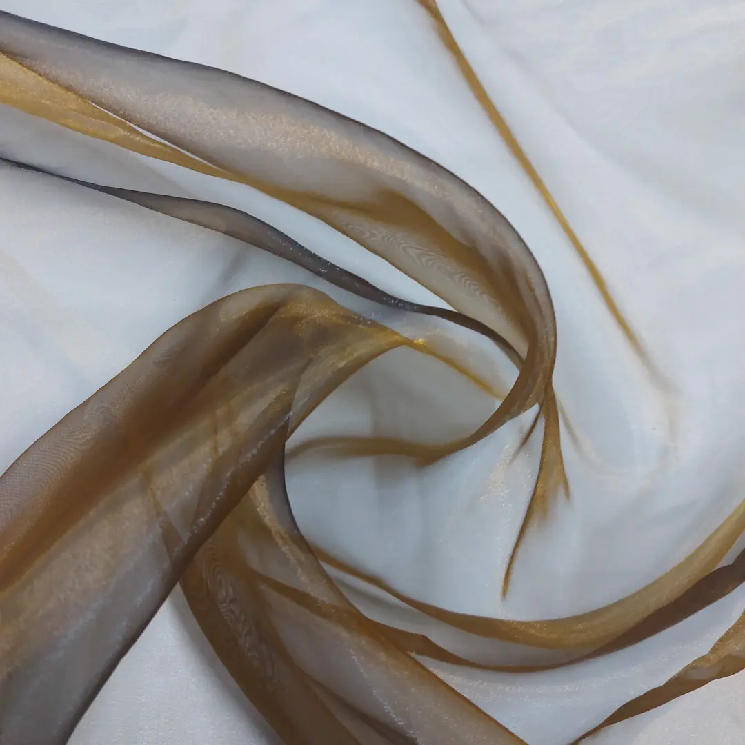Tendaggio in organza variante colore tortora brillante dorato