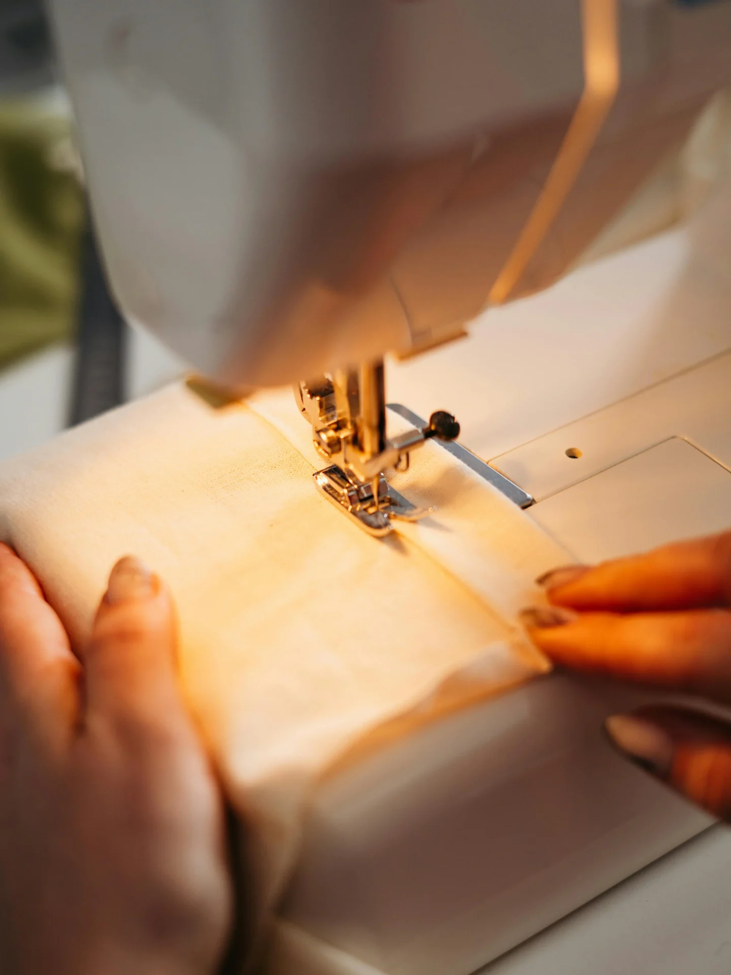 Mani con macchina da cucire