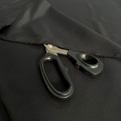 Fodera di viscosa nera al metro - dettaglio con forbice