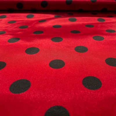 Raso con pois neri su sfondo rosso profondo 3
