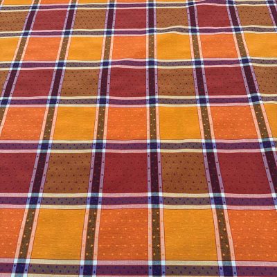 Tessuto a quadrettoni colori caldi con decorazioni a rombi 4