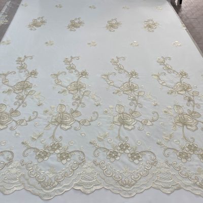 Tessuto per tende in tulle bianco con ricami avorio floreali 1