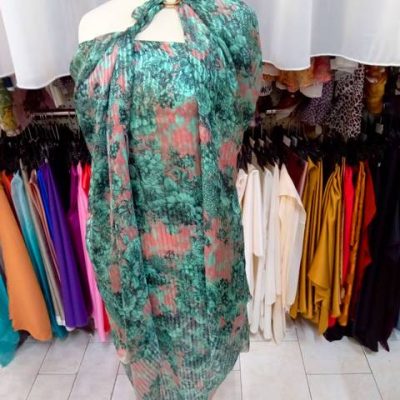 Seta con fantasia floreale in contrasto 150 cm