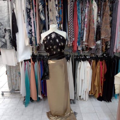 Seta fantasia stelle nere oro 140 cm