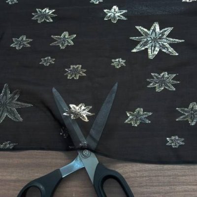 Seta fantasia stelle nere oro 140 cm