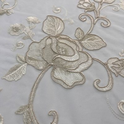 Tessuto per tende in tulle bianco con ricami avorio floreali 7
