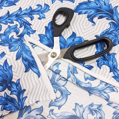 Tessuto bielastico bianco e fiori blu Made in Italy Alt.140 cm