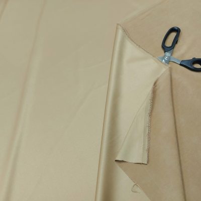 Tessuto per abiti impermeabile leggero - nocciola lucido Alt.140cm