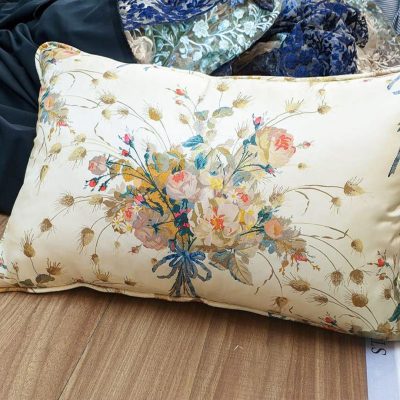 Raso di pura seta con bouquet floreali su sfondo bianco - Alt. 140 cm - 1