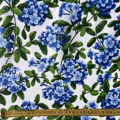 Tessuto per tovaglie plastificato Bottaro gerani blu su sfondo bianco Alt.140cm 1