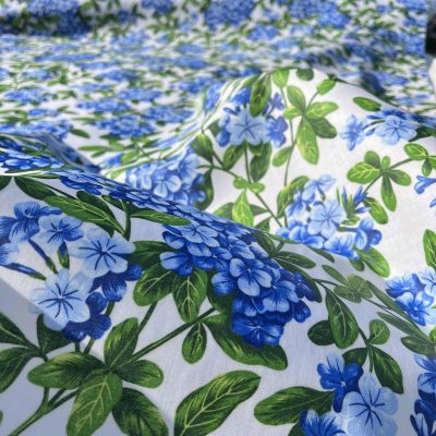 Tessuto per tovaglie plastificato Bottaro gerani blu su sfondo bianco Alt.140cm 2