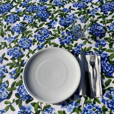 Tessuto per tovaglie plastificato Bottaro gerani blu su sfondo bianco Alt.140cm 3