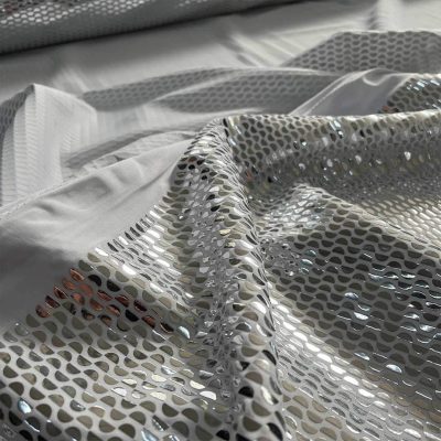 Tessuto elastico con mezzelune argentate su sfondo bianco 4