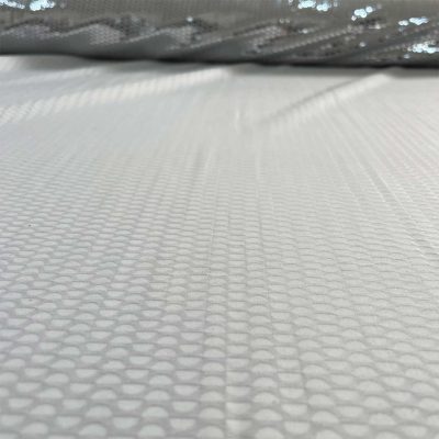 Tessuto elastico con mezzelune argentate su sfondo bianco 3