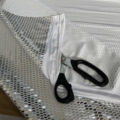 Tessuto elastico con mezzelune argentate su sfondo bianco 2