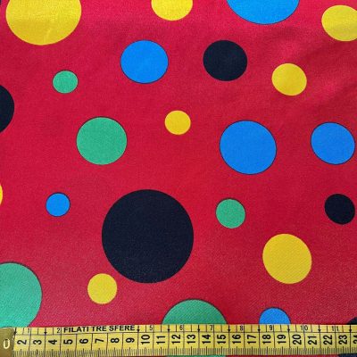 Raso motivo a pois multicolor su sfondo rosso 4